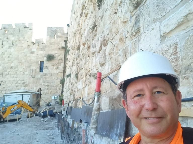 זהירות לא למוטט את הבניין