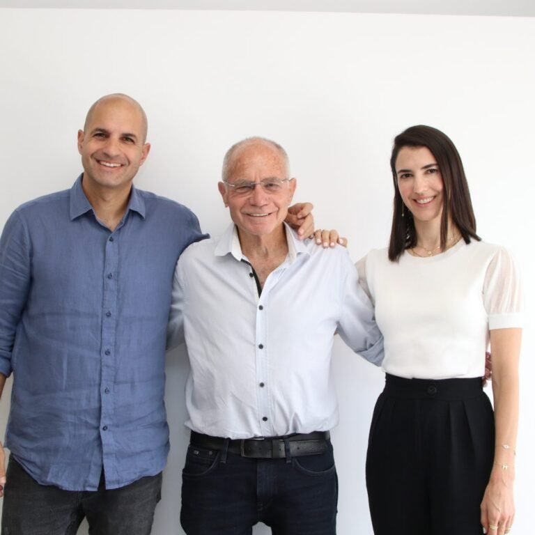 אפרת רז, יורם רז ואיתי רז- הנהלת החברה ממשיכה להוביל את אלומלייט