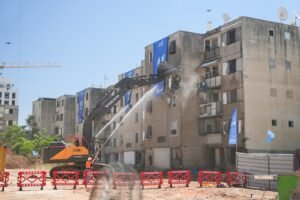 הריסת מבנים ישנים ובניית דירות חדשות: תיאור מפורט של הפרויקט