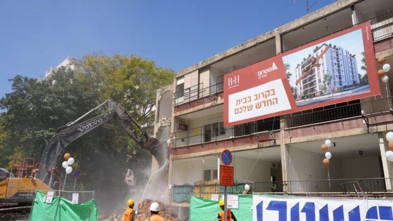 שלב נוסף בהתחדשות העירונית ברעננה אירוע הריסה של אשטרום מגורים בין רחובות חנקין ובורכוב ברעננה. קרדיט ינאי אלפסי