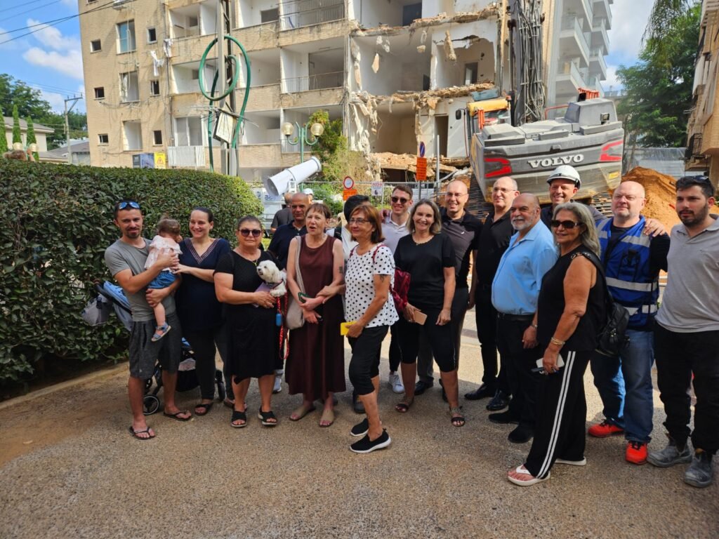 הוד השרון מתחדשת: נהרסו שני בניינים ישנים ברחוב ההסתדרות 6–8