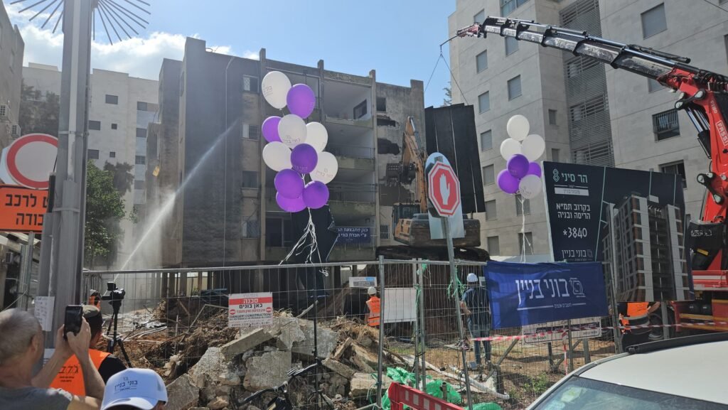 אחרי עשור של עיכובים: הבניין ברחוב הר סיני 8 ברעננה נהרס