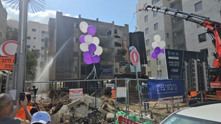 אחרי עשור של עיכובים: הבניין ברחוב הר סיני 8 ברעננה נהרס