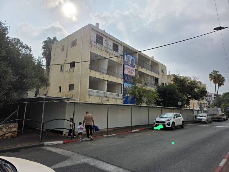 כשגן הילדים הופך לשכן של אתר בנייה: ההורים בהרצליה זועמים על העירייה — “פינוי־בינוי על הגב של הילדים”