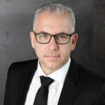 דיירת סרבנית בפרויקט תמ״א ברעננה תחויב לחתום על ההסכם – או שעורך הדין יחתום בשמה