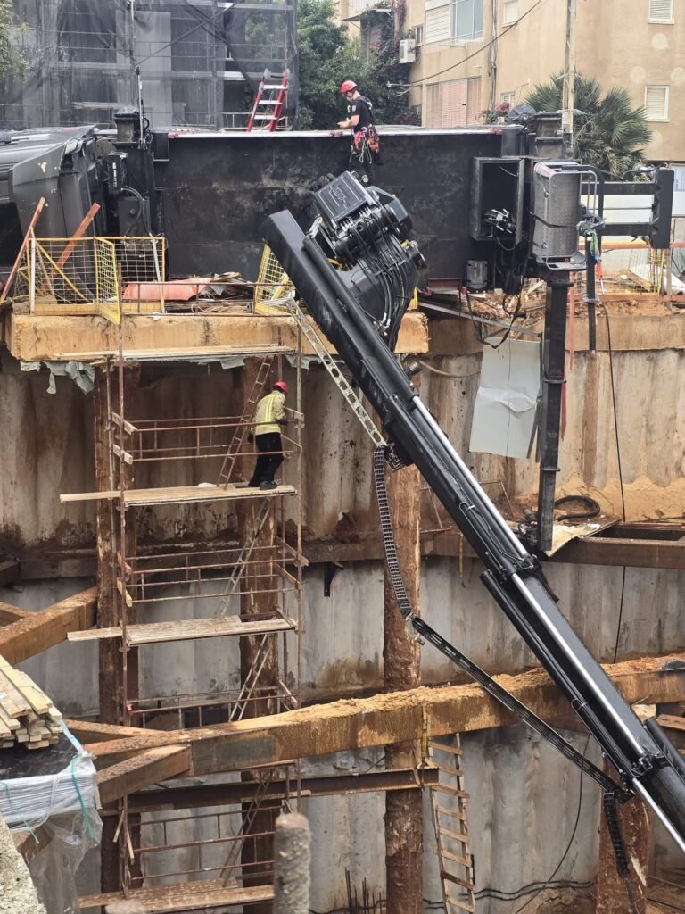 דרמה באתר בנייה בכפר סבא: משאית מנוף התהפכה – העובדים חולצו ללא נפגעים