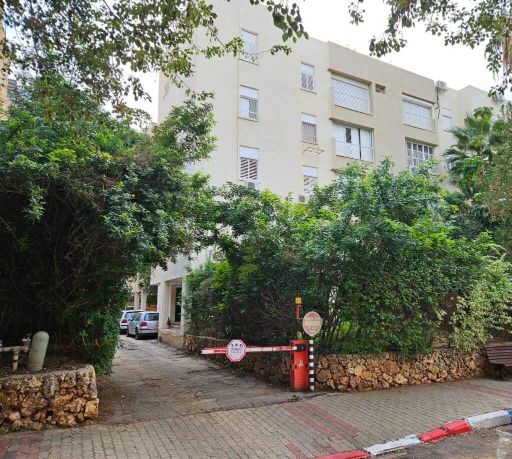 הסטנדרט התל־אביבי מגיע לרעננה: פרוייקט ז’בוטינסקי 15 יוצא לדרך