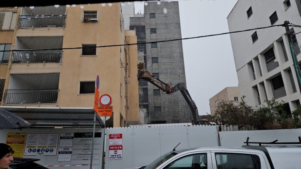 לא דוחים הריסה בגלל גשם: קידר מבנים יצאה לדרך ב"הירדן 8" בהרצליה