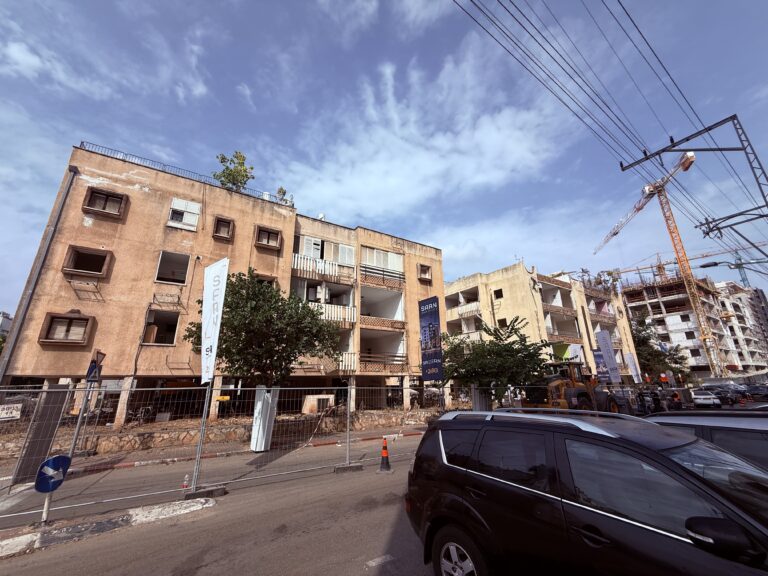 אחרי שנים של עיכובים והחלפת יזם: פרויקט קלאוזנר 20–22 ברעננה הגיע לשלב ההריסה