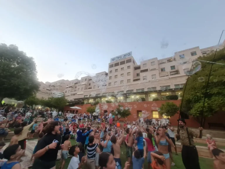 מגדלים לגיל השלישי: תוכנית ההרחבה בכפר סבא והמהפכה הדמוגרפית