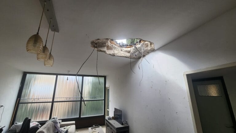 שניות מהאסון בכפר סבא: מנוע טיל חדר לתוך דירה – והאיץ את ההתחדשות העירונית
