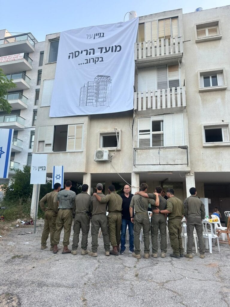 בונים את העיר, מחזקים את הלוחמים: רגע לפני ההריסה – הבניין בהרצליה הפך למתחם אימונים של יחידה מיוחדת