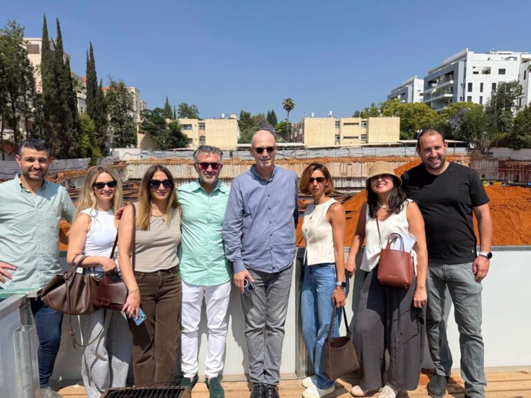 JOY LIVING בכפר סבא מתקדם: קבוצת ברדוגו אירחה את יסודות ומנורה מבטחים לסיור באתר הפרויקט