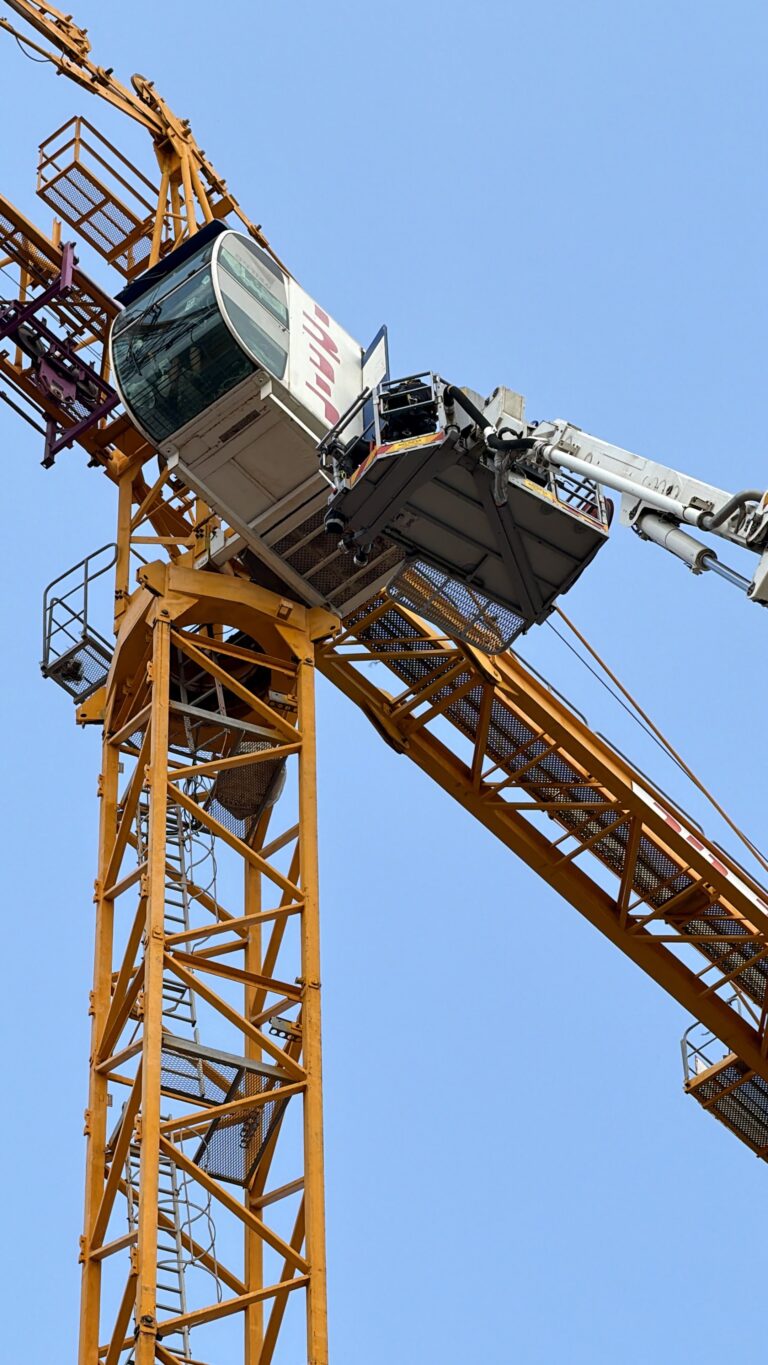 חילוץ בגובה 30 מטרים ברעננה: למה המנופאים בישראל עדיין מטפסים לשמיים?