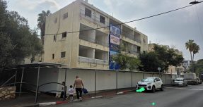 כשגן הילדים הופך לשכן של אתר בנייה: ההורים בהרצליה זועמים על העירייה — “פינוי־בינוי על הגב של הילדים”