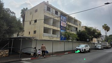 כשגן הילדים הופך לשכן של אתר בנייה: ההורים בהרצליה זועמים על העירייה — “פינוי־בינוי על הגב של הילדים”