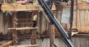 דרמה באתר בנייה בכפר סבא: משאית מנוף התהפכה – העובדים חולצו ללא נפגעים