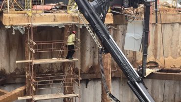 דרמה באתר בנייה בכפר סבא: משאית מנוף התהפכה – העובדים חולצו ללא נפגעים