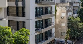 שבוע לפני קבלת המפתח: פגיעת הטיל בתל אביב, נזק המיליונים – והיזם שהחליט לא לחכות למס רכוש