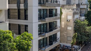 שבוע לפני קבלת המפתח: פגיעת הטיל בתל אביב, נזק המיליונים – והיזם שהחליט לא לחכות למס רכוש