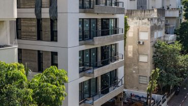 שבוע לפני קבלת המפתח: פגיעת הטיל בתל אביב, נזק המיליונים – והיזם שהחליט לא לחכות למס רכוש