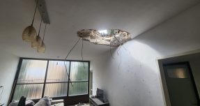 תקרת בטון קרסה מפגיעת שברי מיירט בדירה במרכז כפר סבא: האירוע שממחיש למה התחדשות עירונית היא עניין של חיים ומוות