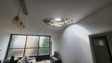 שניות מהאסון בכפר סבא: מנוע טיל חדר לתוך דירה – והאיץ את ההתחדשות העירונית
