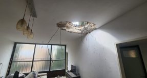 שניות מהאסון בכפר סבא: מנוע טיל חדר לתוך דירה – והאיץ את ההתחדשות העירונית