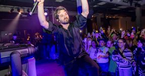הופעה של רן דנקר בערב ההתרמה השנתי של עמותת שניר בשנה שעברה קרדיט גילי צדיק