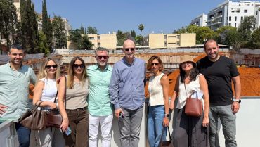 JOY LIVING בכפר סבא מתקדם: קבוצת ברדוגו אירחה את יסודות ומנורה מבטחים לסיור באתר הפרויקט