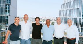 מימין לשמאל:
שי מימוני מנכ"ל משותף אב-גד בעיר, קובי גרדי שותף מייסד ברק פיננסים, מיכאל רצון יו"ר אב-גד, ראם רצון מנכ"ל אב-גד, יוסי ברק שותף מייסד ברק פיננסים, עודד רצון מהנדס החברה אב-גד
קרדיט צילום: אייל אפרתי