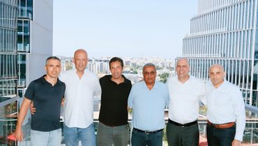 מימין לשמאל:
שי מימוני מנכ"ל משותף אב-גד בעיר, קובי גרדי שותף מייסד ברק פיננסים, מיכאל רצון יו"ר אב-גד, ראם רצון מנכ"ל אב-גד, יוסי ברק שותף מייסד ברק פיננסים, עודד רצון מהנדס החברה אב-גד
קרדיט צילום: אייל אפרתי
