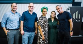 מאחורי הקלעים של המלחמה, מול בכירי הנדל״ן: הגרי התארח במכלול מימוןבתמונה, מימין לשמאל: דניאל הגרי, דובר צה״ל לשעבר; נתי ולדמן, סמנכ״לית פיתוח עסקי במכלול נדל״ן; איילת רוסק, מנכ״לית מכלול נדל״ן; אורי פז, מנכ״ל קבוצת מכלול מימון; הדר תמרקין, מנכ״ל מכלול משכנתאות. צילום: שני צדיקריו ברוש
