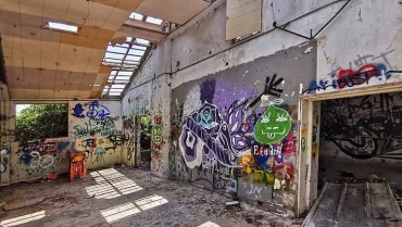 סיפורה של הנערה בלב החורשה: כך הפך מתחם בית הנערה מהפנימייה שננטשה לזירת קרב הנדל"ן הגדולה של הוד השרון