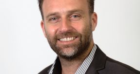 "כשהתותחים רועמים הישראלים קונים" 