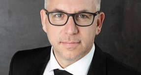 אין שתי חניות בלי זכויות תכנוניות: פסק דין תקדימי בהתחדשות עירונית שירות ומילה של פלדה דיירת סרבנית בפרויקט תמ״א ברעננה תחויב לחתום על ההסכם – או שעורך הדין יחתום בשמה